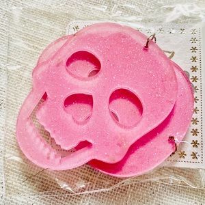 New pink skull earrings ☠️